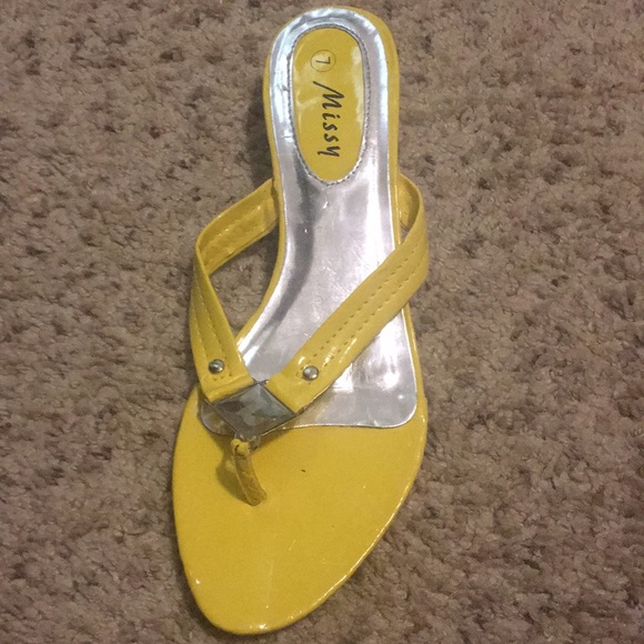 Yellow kitten heels👠